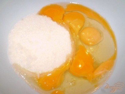 Яйца взбиваем с сахаром до однородной пышной массы.