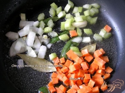 Мясо нарезать на кубики, пропустить через мясорубку с насадкой с крупными дырочками. Разогреть сливочное и оливковое масло, добавить лавровые листики, чеснок, розмарин и шалфей. Обжарить примерно 1 минуту. Добавить нарезанные кубиками морковь, лук и сельдерей. Готовить 4 минуты,