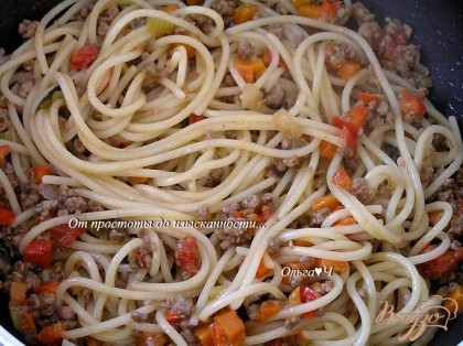 Отварить спагетти в соленой воде аль денте, что означает "на зубок" :) Выложить пасту в рагу, перемешать.