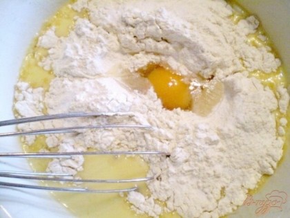 Итак, приступим. В мисочке нужно разогреть кефир, маргарин и сахар. Перемешивать пока не растворится сахар, и не растает маргарин. Выключаем огонь, пусть немного остынет. Вливаем две столовых ложки уксуса столового. Теперь вводим муку, сверху сыпем соду, или лучше всего предварительно перемешать муку с содой. Добавляем яйцо. И вводим ванилин. Венчиком всё перемешиваем тщательно и быстро. Реакция начнется моментально, сода взаимодействует с уксусом и в тесте благополучно проходит реакция освобождения газа. Масса пузырится, пениться. Это хороший знак. Тщательно перемешиваем, чтобы не образовались мучные комочки, разбиваем их венчиком.