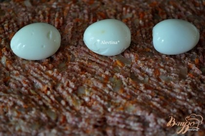 В центр выкладываем отварные и очищенные яйца.