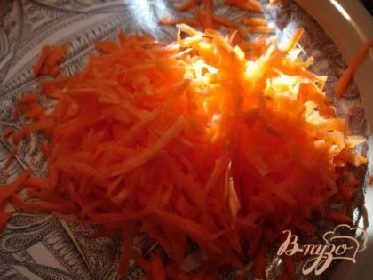 Морковь очистить. Потереть морковь на крупной терке. Сама морковь должна быть сочная и твердая.