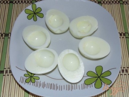 Вареные яйца очищаем от скорлупы, режим пополам и вынимаем желтки, они нам не понадобятся.