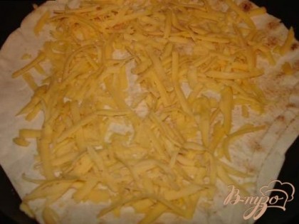 На питу выложите тертый твердый сыр.