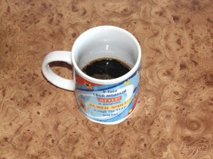 Для рецепта используем растворимый кофе в гранулах, но по желанию его можно заменить и на зерна, которые предварительно нужно будет перемолоть в кофемолке и приготовить в турке.  И так, завариваем крепкий кофе. Для этого берем чашку, засыпаем две столовые ложки растворимого кофе, одну столовую ложку сахара, половину чайной ложки корицы и заливаем  пол стакана кипятка (100 мл).  Оставляем настаиваться и остывать.