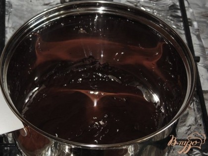 Пока настаивается кофе, растапливаем черный шоколад. Берем удобную маленькую кастрюлю, кладем в нее половину шоколадной плитки (50 г), предварительно поломав ее на кусочки. Растапливаем на очень маленьком огне часто помешивая до образования жидкой консистенции. Чтобы шоколад не прилип к кастрюле и не пригорел во время растапливания, периодически снимаем кастрюлю с огня, при этом помешивая шоколад. Оставляем остывать.