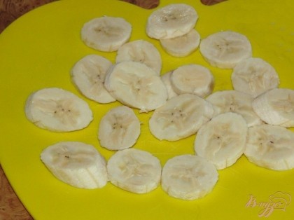 Банан очистить и порезать.