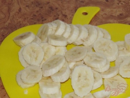 Банан порезать.