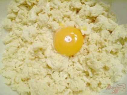 Итак, смешайте в мисочке стакан муки, одну четвертую стакана сахара, ванилин, разрыхлитель теста, маргарин. Теперь перетираем всё руками в мелкую крошку. Холодный маргарин хорошо крошится в муке. Теперь нужно яйцо разделить на желток и белок. Белок отложите в сторону, а желток добавьте в тесто. Перемешайте.