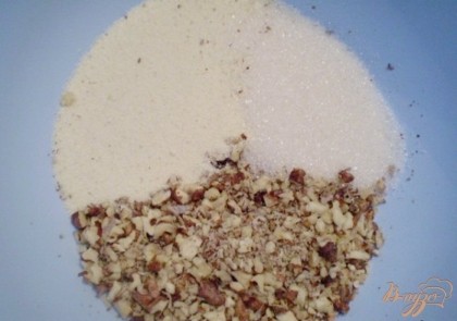 Соединяем сначала сухие компоненты: орехи дробленные, манную крупу, сахар и крахмал (он у меня на дне), еще можно добавить щепоточку ванилина для запаха. Перемешиваем.