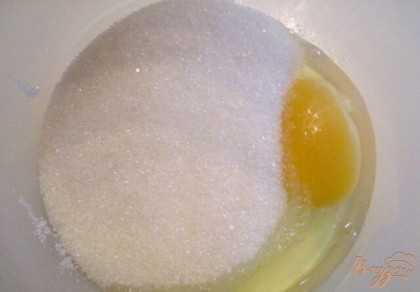 Начнем. Соединяем в чаше миксера сахар и яйцо. Взбиваем до пышной светлой массы.