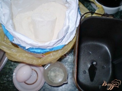 Сначала приготовим тесто. Я замешиваю его в хлебопечке, очень удобно (но можно это сделать и в миске). В ведерко для смешивания наливаем воду, добавляем яйцо и соль.