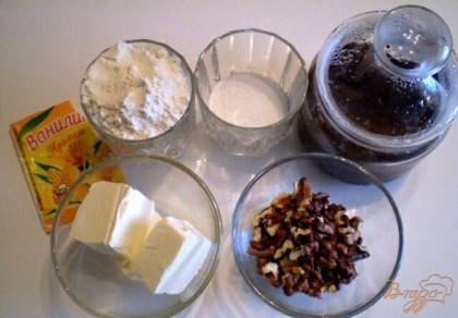 Итак, подготовим продукты. Из сахара сделайте с помощью кофемолки пудру. Орехи очистить от кожуры, ядра измельчить в крошку. Ванилин по желанию.