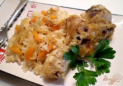 Готово! К рису и ножкам куриным можно подать легкий овощной салатик. Рис очень нежный, курочка сочная, приятный оттенок дали травы и томат. Приятного аппетита!