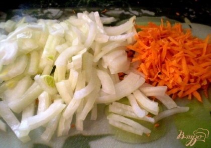 Лук и морковь чистим. Нарезаем тонкими полосками лук, морковь трем на крупной терке. Можно добавить еще овощей, которые есть в наличии, зеленый горошек например, или желтый болгарский перец.