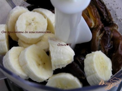 Орехи измельчить в чаше блендера, добавить очищенные финики, кусочки банана и сок лимона.