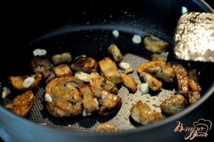 Затем обжарить на оливковом масле 2 стол.л грибы порезанные минут 10. Добавить чеснок порезанный, соль и перец по вкусу. Обжаривать 2 мин.снять с огня.
