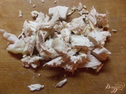 Куриное мясо нарезаем кусочками не крупно но и не мелко. Кладем в суп за 23 минуты до окончания приготовления.