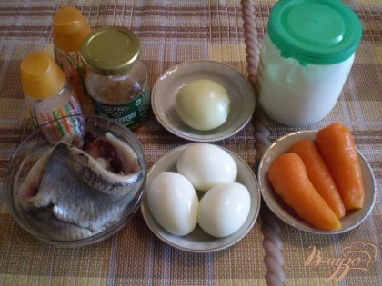 Приготовьте продукты. Сельдь разделать на филе. Яйца и морковь отварить. Очистить.