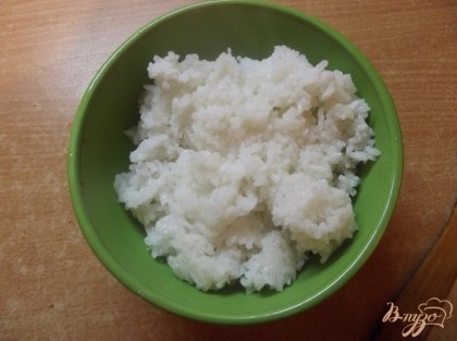 Высыпаем рис в глубокую миску. Если нужно - солим по вкусу.