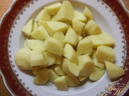 Картофель очистите и нарежьте кубиками размером как на суп.