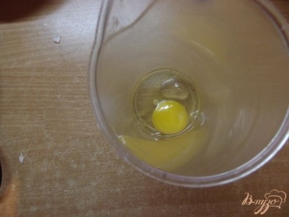 Тем временем делаем майонез. В глубокую емкость вбиваем яйцо и добавляем немного (3-4 ст.л.) растительного масла. Блендером-ножкой взбиваем массу.