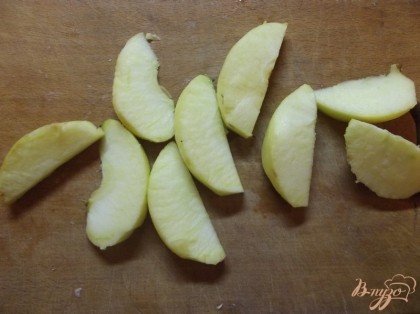 Яблоки очищаем и нарезаем дольками.