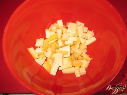 Нарезаем кубиками сыр,