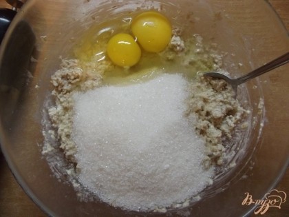 Добавляем яйца и сахар. Миксером перемешиваем тесто до однородности.