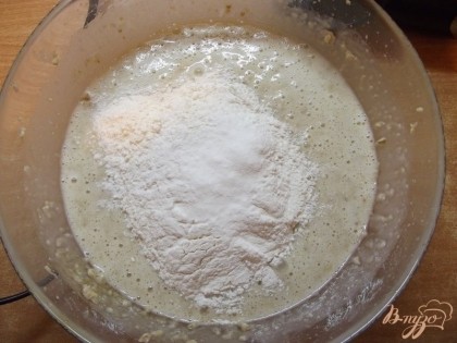 Пшеничную муку нужно просеять. При этом добавьте к ней разрыхлитель и щепотку соли. Снова перемешайте тесто миксером или ложкой. .