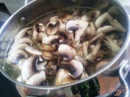 В готовый бульон кладем нарезанные грибы,когда бульон закипит и грибы уменьшатся в размерах,кладем картофель. Варим картофель до полуготовности .