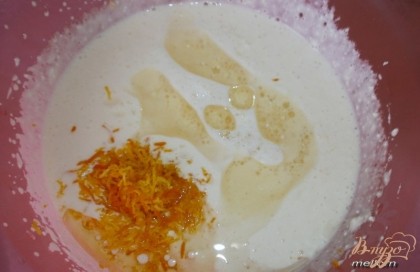 Добавить апельсиновую цедру (натертую на мелкой терке), растительное масло, соль и молоко.