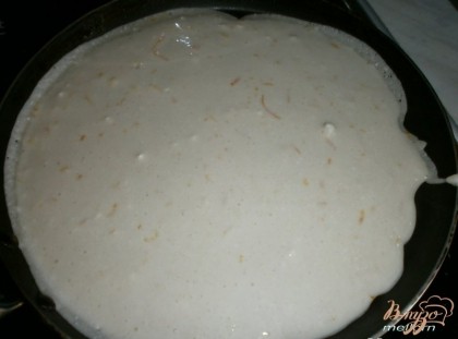 На сковороду (я смазываю сковороду маслом, лишь при выпечке первого блина) вылить тесто. Блины пожарить с обеих сторон.