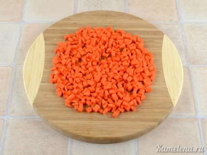 Морковь почистить, порезать мелкими кусочками (или натереть на крупной терке).