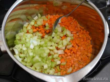 Добавить сельдерей, перемешать, жарить 5-10 минут, до мягкости овощей.