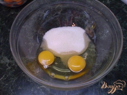 Яйца смешиваем с сахаром.