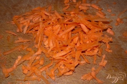 Морковь натереть на крупную терку или нарезать соломкой.