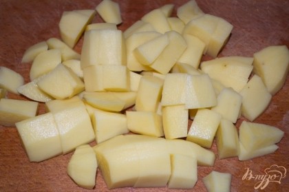 Картофель нарезать кубиком. Кладем картофель в кастрюлю. Заливаем водой и варим 10 минут (после закипания).