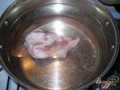 Сначала приготовим бульон. Косточка свиная закладывается в холодную воду и доводится до кипения. Варим бульон 1 час.