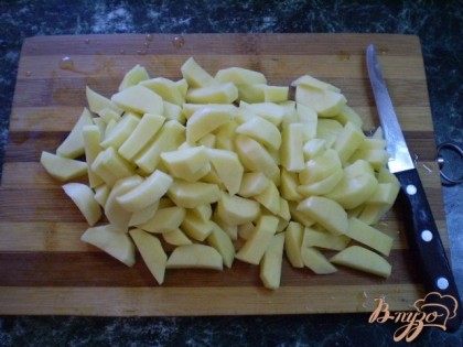 Картофель нарезаем соломкой.