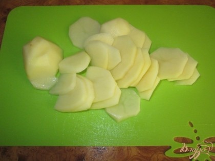 Нарежем картофель кружочками, лук порежем полукольцами