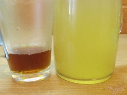 Получится у вас два бокала с напитками вот таких вот разных цветов. Потихоньку влейте топленый сахар в сбитень и взболтайте. Напиток у вас получится золотистый.