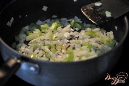Обжарить на сковороде на масле луковицу с сельдереем.