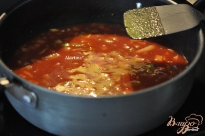 Добавим томатный соус  и 9 следующих ингредиентов.Тушим примерно 1 час. Затем снять с огня. Дать остыть.