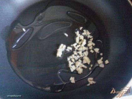 Чеснок мелко порезать. В сковороде разогреть оливковое масло. На нем обжарить чеснок, примерно 1 минуту.