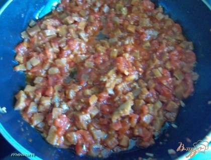 Затем добавить мелко порезанные томаты. И потушить минут 10.Фарфалле отварить в кипящей подсоленной воде