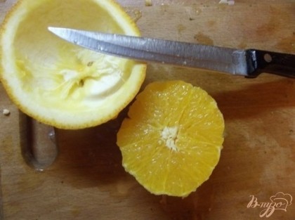 Сначала приготовьте апельсиновые тарелочки. Для этого разрежьте апельсины пополам и при помощи ножа выньте из них мякоть. Суть тут не в том, чтобы оставить целой и невредимой саму мякоть, а в том чтобы получилась чистая, ровная апельсиновая тарелочка. Смажьте внутри тарелочку лимонным соком и она будет дольше храниться.