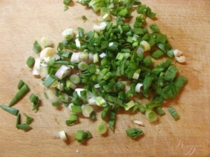 Укроп порубите мелко ножом, а лук нарежьте колечками как на салат. Можно использовать петрушку и листовой салат. Также хорошо подойдет шпинат.
