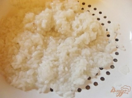 Дальше поставьте варится рис. Хорошо подходит для подобных целей рис "Длинный". Обязательно его посолите когда будете варить. Отварите его, откиньте на дуршлаг  и промойте чистой холодной водой.