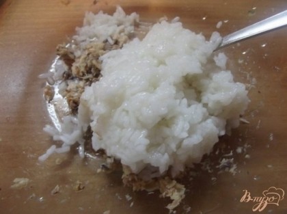 Остывший до комнатной температуры рис переложите к рыбе в миску. Посмотрите чтобы риса по объему относительно рыбы было больше не более чем в три раза, чтобы рыба не потерялась.
